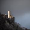 Aussichten wie auf das märchenhafte Schloss Lichtenstein in der Schwäbischen Alb sind auf Panoramastrecken in Baden-Württemberg garantiert.