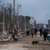 Ukrainische Bewohner sammeln Habseligkeiten und Vorräte, während sie sich darauf vorbereiten, die umkämpfte Stadt zu verlassen, nachdem die pro-russischen Streitkräfte einen humanitären Korridor am Nordrand der Stadt geöffnet haben.  
