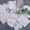 Erinnerung an die Geschwister Scholl und ihre Mitstreiter: Flugblätter der «Weißen Rose» als Denkmal in den Boden eingelassen vor dem Eingang der Ludwig-Maximilians-Universität.
