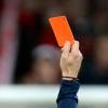 Normalerweise gilt im Fußball: Rote Karte für Gewalttätigkeiten. Am Sonntag kam es trotzdem zu zwei schlimmen Vorfällen.
