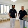 Konrad und Christian Schoeben arbeiten seit über 20 Jahren Hand in Hand. Jetzt ist ihre Massagepraxis in den neuen Räumen der früheren Backstube der Bäckerei Scharold zu finden. 	Foto: Sabine Roth