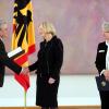 Bundespräsident Joachim Gauck überreicht die Ernennungsurkunde an die neue Bundesbildungsministerin Johanna Wanka. Zuvor hatte Annette Schavan (rechts) ihre Entlassungsurkunde erhalten.