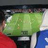 Zwei Kontrahenten bei einem Fifa-Spiel vor dem Bildschirm. Das Donauwörther Turnier wird online ausgetragen. 	