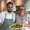 Seit zehn Jahren gibt es das La Vie in Friedberg: Für ihre selbstgemachten Crêpes ist Ute Sponer ibekannt. Ihr Sohn Johannes sorgt für den Service. Foto: Sabine Roth