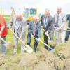 Griffen beherzt zum Spaten: Stadträtin Ursula Schnirch, stellvertretender Landrat Roland Bürzle, Landrat Erich Josef Geßner, OB Gerold Noerenberg, Willi Weirather vom Staatlichen Bauamt Krumbach und Bauleiter Tobias Mayer (von links).  