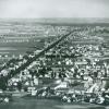 So stellt sich die Brunnenstadt Königsbrunn um das Jahr 1960 dar. Von einer dichten Besiedlung ist sieben Jahre vor der Stadterhebung noch nicht allzu viel zu sehen. 