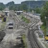 Der Blick von der Brücke in der Viktor-Frankl-Straße in Richtung des Kauferinger Bahnhofs. Seit Montag wird dort gearbeitet, um den Abschnitt auf die Elektrifizierung vorzubereiten. Am 2. Juli soll die Maßnahme abgeschlossen werden.