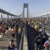 Läufer überqueren beim New York Marathon die Verrazano Narrows Bridge in Staten Island, New York. Dieses Jahr findet das Rennen nicht statt.