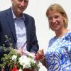 Die Schulleiterin der Grundschule Steppach, Britta Mahler, wurde vom Neusässer Bürgermeister Richard Greiner verabschiedet.  	