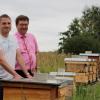 Michael Abold (links) und Stefan Schäffler (rechts) freuen sich über den ruhigen Platz für ihre Bienen auf dem Tegernbacher Golfplatz. Die Natürlichkeit der 80 Hektar großen Anlage schätzen die beiden Hobby-Imker aus Ried besonders.