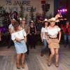 Ausgelassene Stimmung herrschte am Samstag beim Koppelfest auf dem Gestüt Wagner in Holzheim: Das Fest zieht Line-Dancers magisch an. Ihnen heizte die Band Traveling Bones  ein. 
