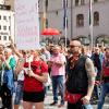 Die Veranstalter der Corona-Demo hatten gegenüber der Stadt Augsburg 50 Teilnehmer angekündigt. Doch auf dem Rathausplatz hielten sich am Samstag Hunderte Menschen auf. 