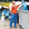 Gemeindearbeiter Heinz Schamper hat dieser Tage jede Menge Hausmüll zu entsorgen, der in den gemeindlichen Abfallbehältern oder auch daneben gelandet ist. 