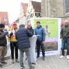 Initiator Rudolf Backof und seine Mitstreiter haben am Samstag Unterschriften gesammelt. Sie fordern einen neuen Standort für die Gerd-Müller-Statue.