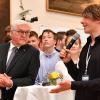 Schüler aus Friedberg trafen Frank-Walter Steinmeier im Landtag. Julius Eller stand dem Bundespräsidenten Rede und Antwort zu Themen wie Demokratie und Internet. 