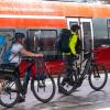 Reisende schieben am Hauptbahnhof in München ihre Fahrräder über den Bahnsteig.