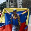 Ein Demonstrant hält in Caracas Venezuela eine venezolanische Fahne hoch. Anhänger der Opposition äußerten sich dadurch gegen die Wahl einer verfassungsgebenden Versammlung.