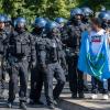 Ein Teilnehmer der Gegendemonstration von dem Eritrea-Festival in Gießen spricht mit den Polizisten. 