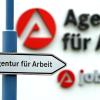 Ein Schild weist den Weg zur Agentur für Arbeit.