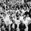 Frauen demonstrieren 1953 auf dem Marktplatz in Halle.