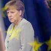 Bundeskanzlerin Merkel im Foyer des Bundeskanzleramtes in Berlin: Das Foto wurde durch die Scheiben des Kanzleramtes aufgenommen, in denen sich die Flagge der EU spiegelt. Foto: Wolfgang Kumm dpa