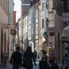 Eine Gasse in der Altstadt von Regensburg. 2020 lebte dort in 57,3 Prozent der Haushalte nur eine Person.