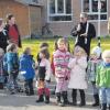 Pfarrer Manfred Gromer segnete die renovierten Räume und den neu gestalteten Spielplatz im Anhauser Kindergarten. Mit dabei waren Maria Reiter, Christine Waibl und Bürgermeister Otto Völk (von links).  