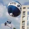 Der «Weltballon» unweit vom Checkpoint Charlie hing schräg in der Luft und wurde zum Spielball von Windböen.