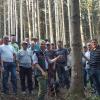  Rund 30 Teilnehmer ließen sich von den Forstleuten Johann Stuhlenmiller, Felicitas Lunzner und Marc Koch (Bildmitte) in Sachen Borkenkäferbekämpfung im Wald östlich von Zusamaltheim schulen. 	