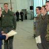 Generalmajor Günter Katz (von links) und Oberst Holger Neumann verliehen den Teilnehmern am Verstärkten Air Policing im Baltikum Hauptfeldwebel Bastian Plössl, Oberfeldwebel Stefan Kral und Feldwebel Johann Bratzel die Einsatzmedaille der Bundeswehr in Bronze.