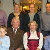 Johann Lapperger aus Rehling (vorne sitzend) feierte einen Tag vor Heiligabend seinen 80. Geburtstag zusammen mit seiner Frau Erna (rechts daneben) sowie den drei Kindern (hinten, von links) Robert, Doris und Simone mit Mann Ignaz. Vorne die vier Enkelkinder (von links) Hannes, Jakob, Louis und Roman.  	