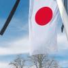 Auf Halbmast gesetzt und mit Trauerflor versehen weht die japanische Fahne in Stadtbergen. 