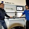Armin (links) und Roman Göppel brauchen Platz für ihre modernen, softwaregesteuerten Blechbearbeitungsmaschinen. Zu den bisherigen 20 Arbeitsplätzen sollen fünf neue dazukommen.
