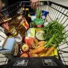 Wer hungrig in den Supermarkt geht, der kauft anders ein. Das haben Studien ergeben. Um der Versuchung vorzubeugen, kann ein Einkaufszettel helfen und ein Speiseplan, der sich an der Saison orientiert.  	