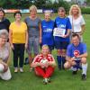 Nahmen nochmals Aufstellung, wie vor 40 Jahren: (hinten von links) Barbara Frank, Traudl Schmid, Angelika Wittek, Roswitha Müller, Rita Heichele, Johanna Frick, (vorne von links) Hermine Unsinn, Marianne Trübenbacher, und Ex-Trainer Josef Schmid. Beim Jubiläumsspiel fehlten: Gertrud Scheibenbogen, Waltraud Osterried, Waltraud Frank und Elisabeth Geyer. 	