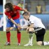 Spaniens Carles Puyol tröstet Bastian Schweinsteiger nach Deutschlands 0:1-Niederlgae im WM-Halbfinale.