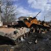 In der Stadt und ihrer Umgebung stehen zerstörte russische Militärfahrzeuge - darunter auch schwere Panzer. 