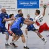 Auf die Landsberger Handballer (weiße Trikots) wartet eine schwere Aufgabe: Am Samstag kommt der ungeschlagene Tabellenführer. Zudem hat Jozsef Balogh (am Ball) den TSV verlassen.