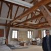 Ewald Ott, Illertisser Stadtrat und Vereinsringvorsitzender von Tiefenbach, zeigt den großen Saal des Bürzle-Hauses, dessen geöffnete Holzdecke das Schmuckstück des Gebäudes ist.