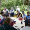 Das Organisationsteam bei der Lagebesprechung für das Singoldsand Festival. Nach dem großen Erfolg beim Stadtfest präsentiert das Schwabmünchner Netzwerk Integration nun auch bei „Singoldsand“ am Wochenende seine „Faribags“ an einem Stand im Festivalgelände. 