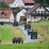Militärfahrzeuge der US-Armee fahren durch den Ort Kleinfalz nahe dem Truppenübungsplatz Grafenwöhr: Auch an dem Standort sollen Soldatem abgezogen werden.