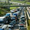 Lastwagen und Busse auf der mittleren Spur: Sie sind Rettungskräften auf der A 8 ein Dorn im Auge, weil die Rettungsgasse eng wird (Archivfoto). 