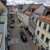 Vogelperspektive auf die Färberstraße: Die Einkaufsmeile als Herzstück der Einkaufsstadt Neuburg mündet in den Oswaldplatz.