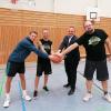 Bürgermeister Simon Schropp mit der neuen Vorstandschaft Basketball: von links Stefan Zielbauer, Martin Fiederl und Daniel Remennikov.
