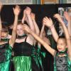 Zum Festakt studierten die Tanzgruppe des SFZ eine Choreografie „Von Mozart bis Falco“ ein. Unser Bild zeigt die Mädchen bei ihrer mit viel Beifall bedachten Vorführung. 