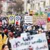 Teilnehmer der Demo gegen die Corona-Maßnahmen gehen am Samstag in Freiburg auf die Straße.