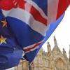 EU-Fahnen und britische Fahnen von Pro-EU-Demonstranten sind vor dem britischen Parlament zu sehen. Am Dienstag wird über den Brexit-Deal abgestimmt.