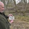 Karl-Heinz Heckmaier muss 4000 Quadratmeter von seinem Grund am Längenmoosgraben abgeben. Hier waren einmal Teiche. Auf den Fotos von 1958 spielt seine Schwester Eishockey auf dem zugefrorenen Teich.