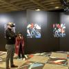 Zwei Besucher probieren die Virtual-Reality-Ausstellung aus und laufen durch das computeranimierte Dalí-Universum, das auf den VR-Brillen zu sehen ist.