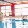 „Gemeinsame Wassertage“ erlebten die Schüler der 5. Klassen aus der Realschule Bergen und der Schule am Lechrain Aindling auch im Schwimmbad.  